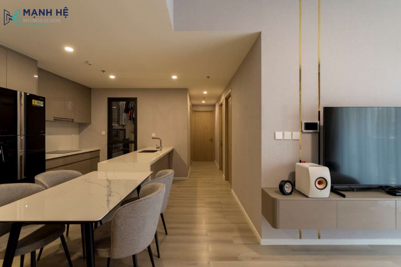 Tận dụng hành lang dài giữa phòng khách và bếp tạo cảm giác diện tích rộng rãi hơn
