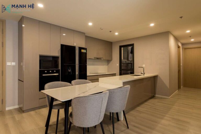 Hệ tủ bếp chữ I nhỏ gọn đối diện là bàn đảo bếp mặt đá tích hợp nhiều thiết bị bếp thông minh giúp căn bếp chung cư nhỏ