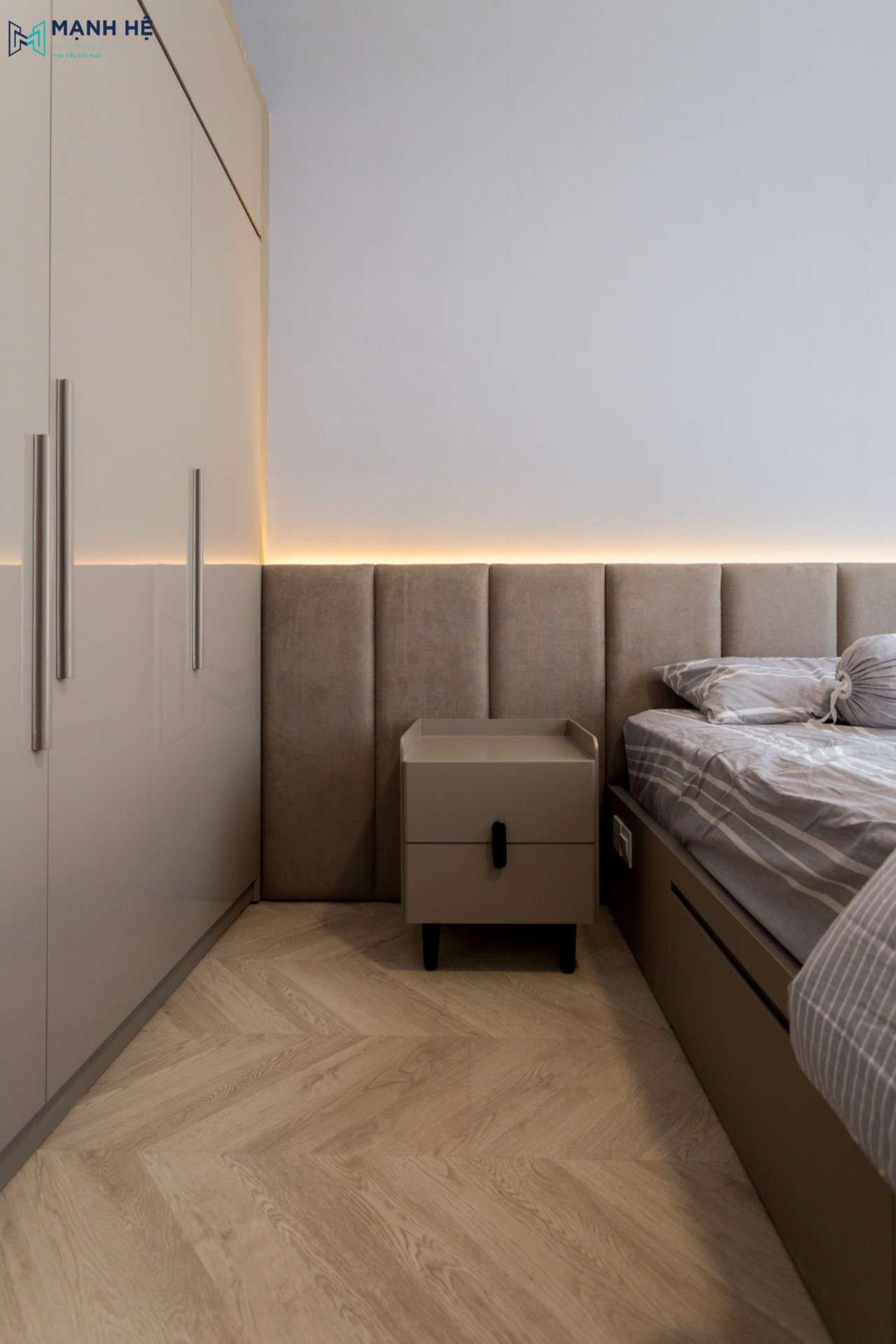 Một chiếc táp đầu giường nhỏ xinh sẽ là nơi tiện dụng để những món đồ linh tinh