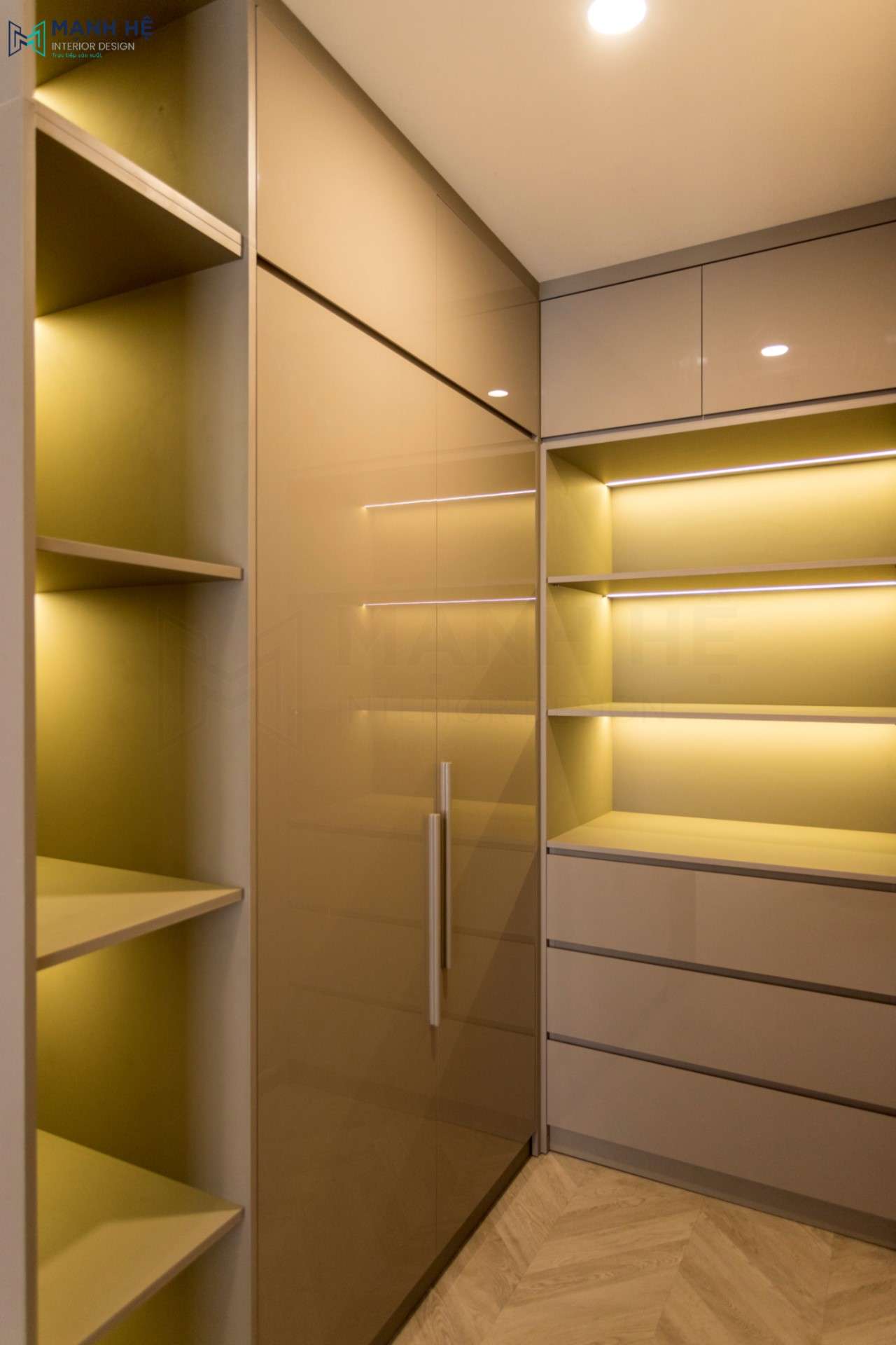 Toàn bộ được sử dụng gỗ công nghiệp phủ Acrylic sang trọng