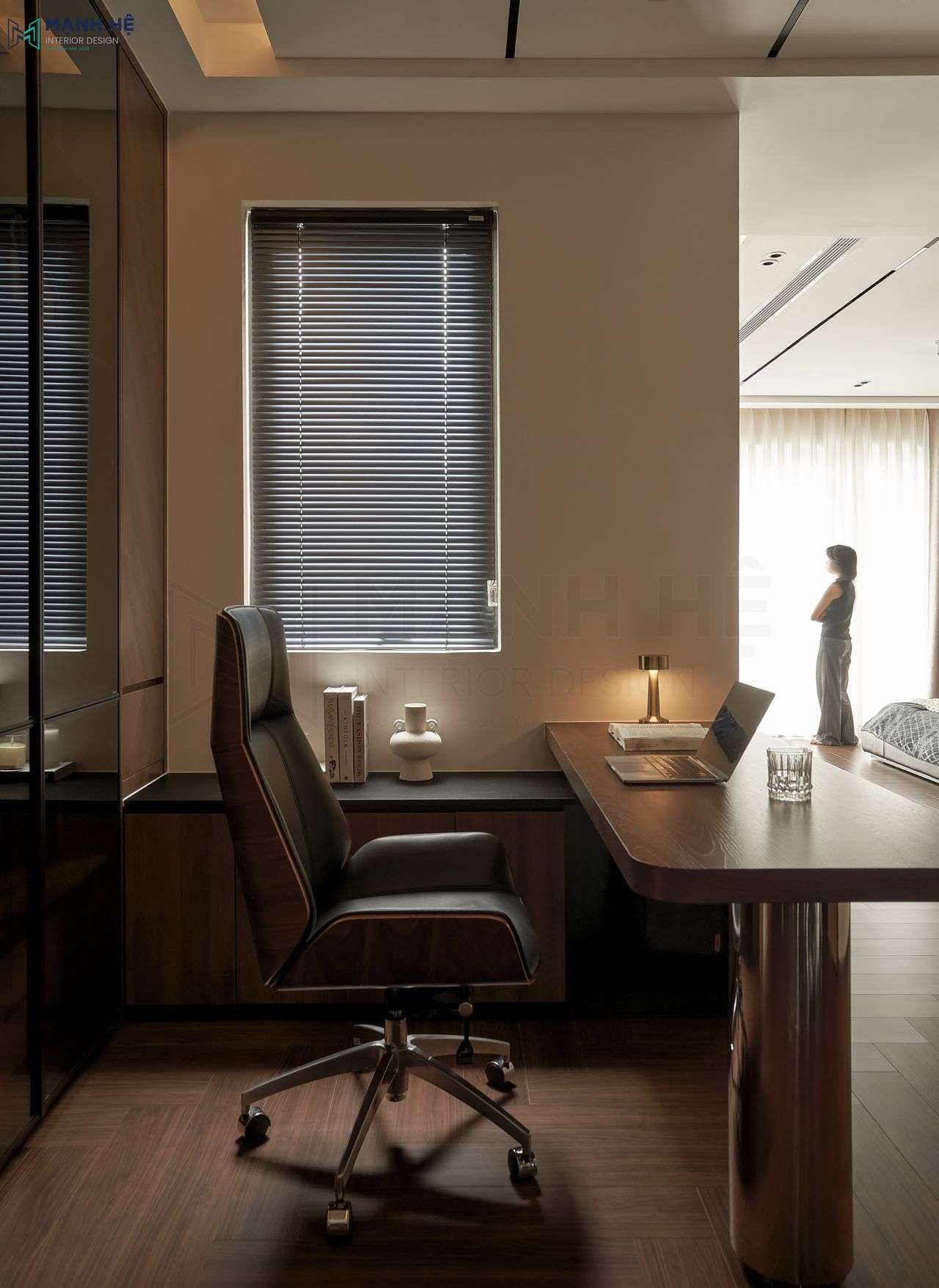 Không gian phòng làm việc sử dụng nội thất gỗ công nghiệp hiện đại sang trọng