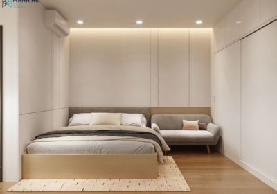 Giường và ghế sofa bọc vải đặt cạnh nhau linh hoạt cho việc nghỉ ngơi, thư giãn kết hợp tủ quần áo âm tường, cửa lùa tối ưu diện tích phòng ngủ