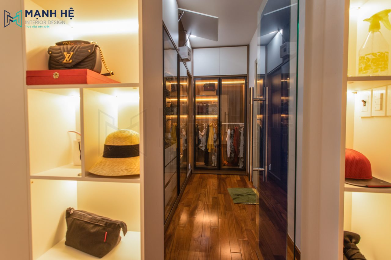 Thi Cong Noi That Nha Pho Thiết kế phòng thay đồ, cũng là nơi trưng bày quần áo và các phụ kiện vô cùng tiện nghi và hiện đại, tạo sự thuận tiện nhất cho gia chủ