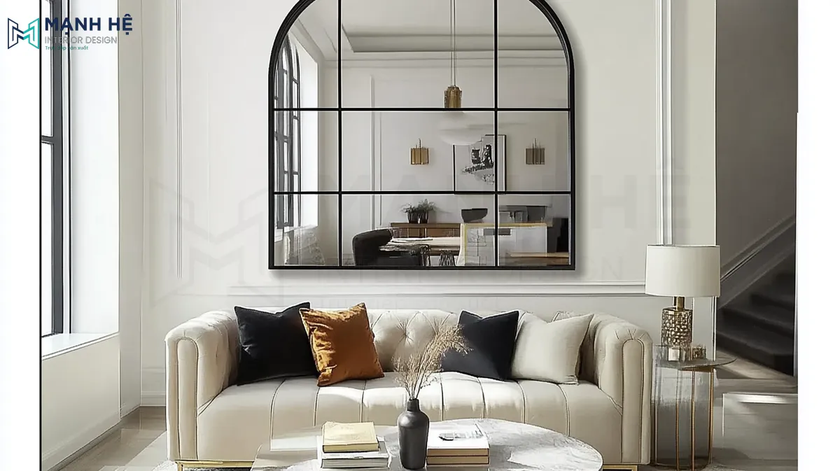Mẫu gương hình cửa sổ viền đèn đặt sau sofa làm điểm nhấn độc đáo tạo sự tương phản nhẹ nhàng với tone màu chủ đạo của căn phòng