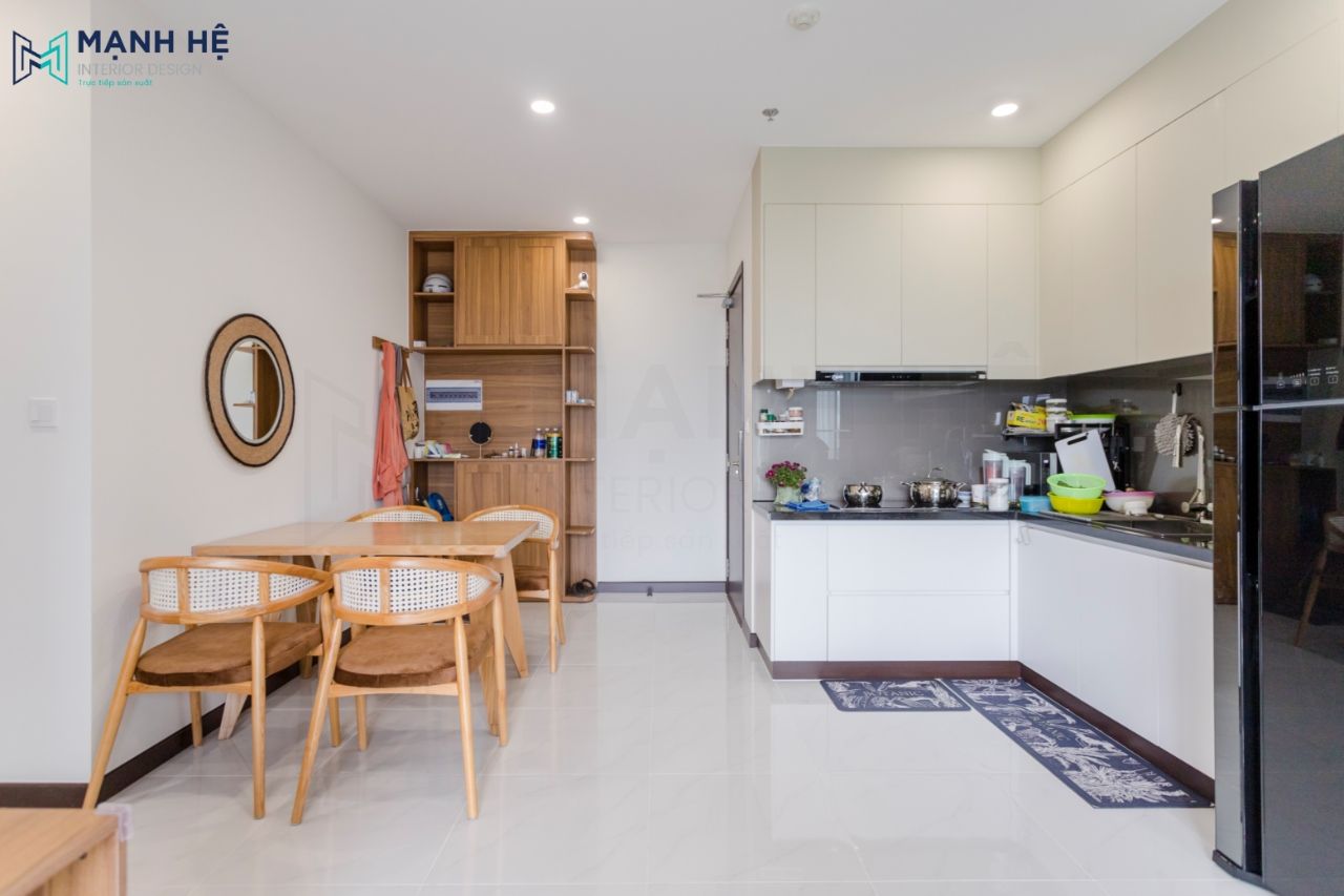 Thi Cong Noi That Chung Cu Phòng bếp tiện nghi với nội thất gỗ công nghiệp tone trắng chủ đạo tăng sự thanh lịch và tạo cảm giác sạch sẽ