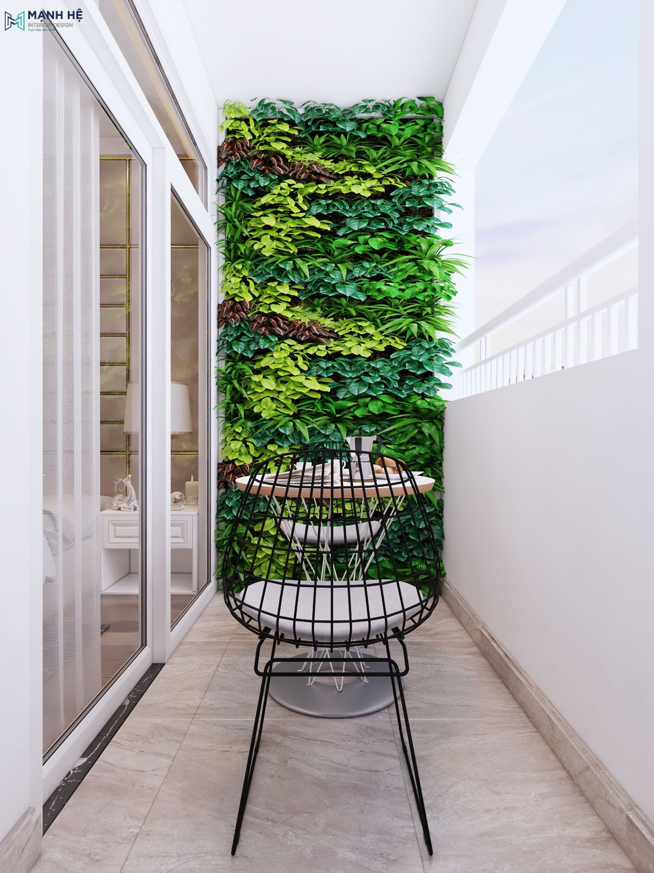 Ban công nhỏ xinh với bộ bàn ghế thư giãn, lý tưởng để ngắm hoàng hôn biển nổi bật với bức tường cây xanh giúp không gian trở nên tươi mát, sinh động