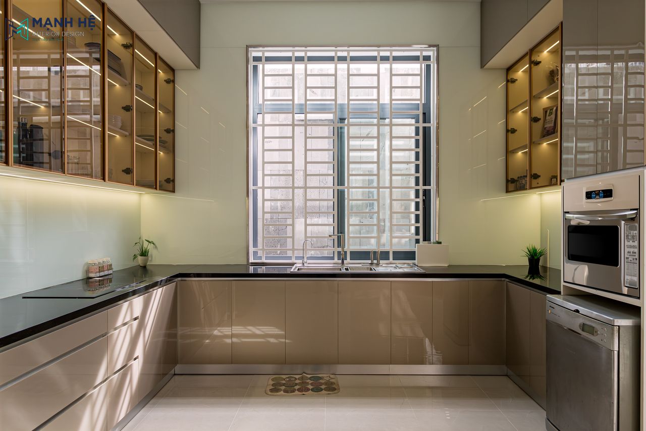 Thi công bếp chữ U với nhiều kệ và ngăn kéo tủ đựng đồ tiện lợi, kết hợp cùng các thiết bị nấu nướng tiện nghi