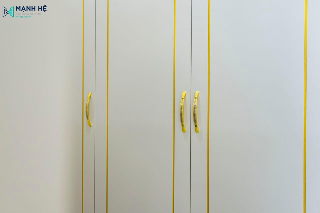 Thi công tỉ mỉ và sắc nét với các chi tiết nẹp chỉ vàng trên các món đồ nội thất, tay nắm tủ quần áo cũng được thi công inox mạ vàng sang trọng