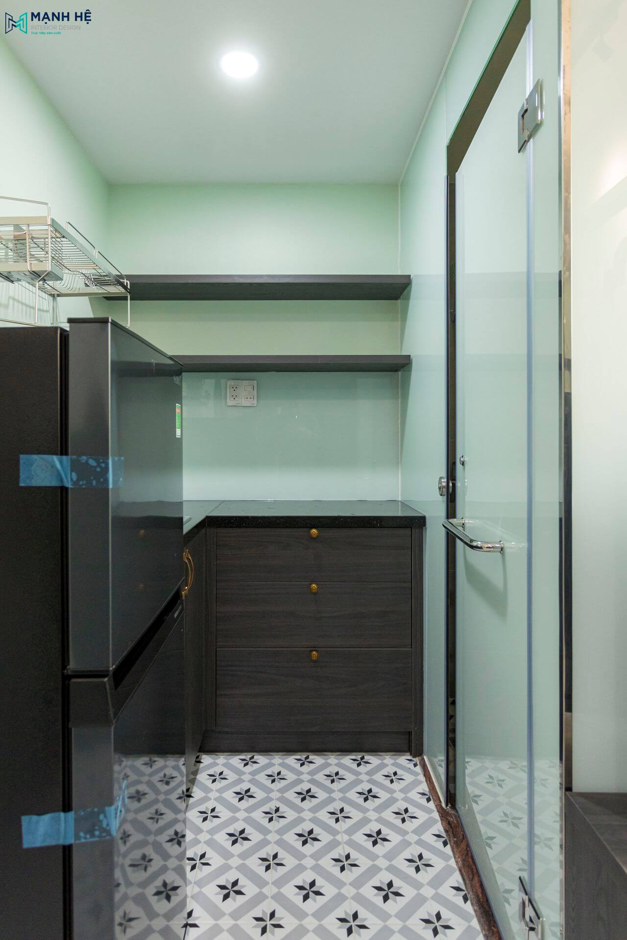 Sử dụng tủ bếp chữ L để tận dụng mọi ngóc ngách của không gian, kết hợp cùng các hệ tủ treo tường tiện nghi giúp tối ưu hóa diện tích