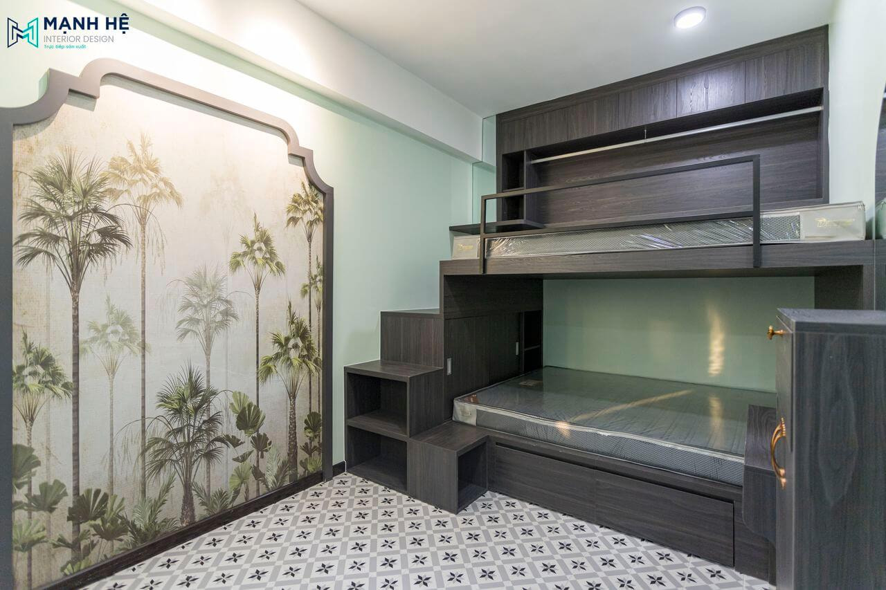 Tủ quần áo âm tường, tích hợp cùng giường tầng, giúp tiết kiệm diện tích và tạo sự gọn gàng, tận dụng các bậc cầu thang lên tầng trên để làm học tủ đựng đồ