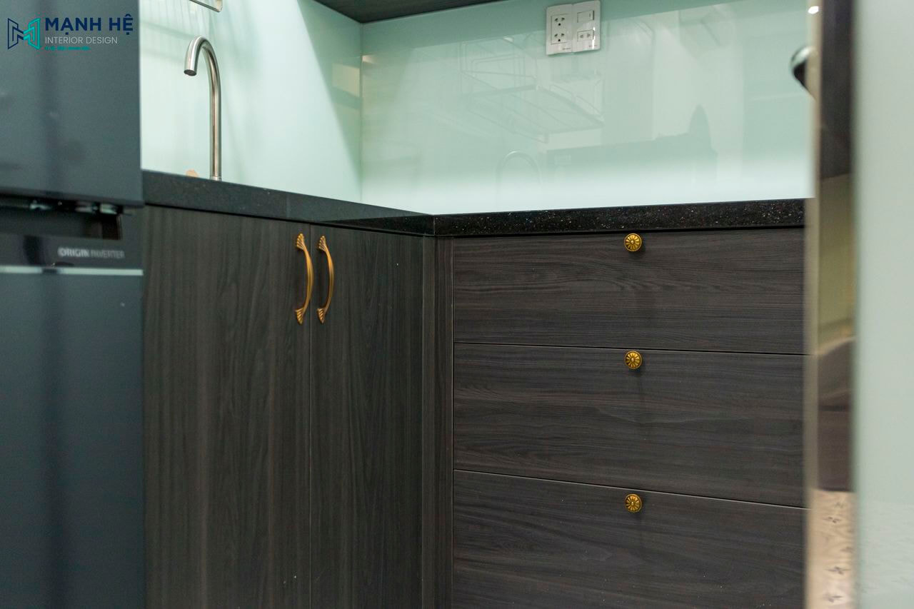 Tủ bếp gỗ công nghiệp có khả năng chống ẩm, chống mối mọt và dễ dàng vệ sinh, thi công với kiểu dáng quen thuộc, tủ cánh mở và các học tủ dạng kéo
