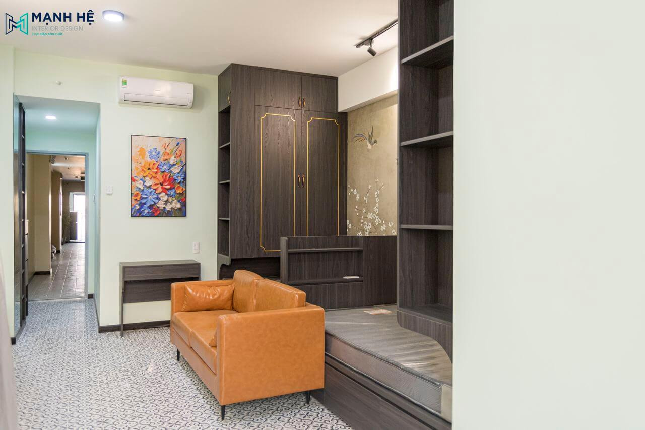 Nội thất gỗ công nghiệp đẹp sang trọng với các đường chỉ nẹp vàng thu hút, kết hợp cùng bộ ghế sofa màu cam nổi bật