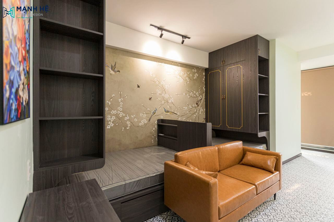 Thi công giường đôi tích hợp với tủ quần áo nối liền nhau tạo thành một thể thống nhất, sử dụng giấy dán tường với họa tiết hoa văn sinh động đẹp mắt