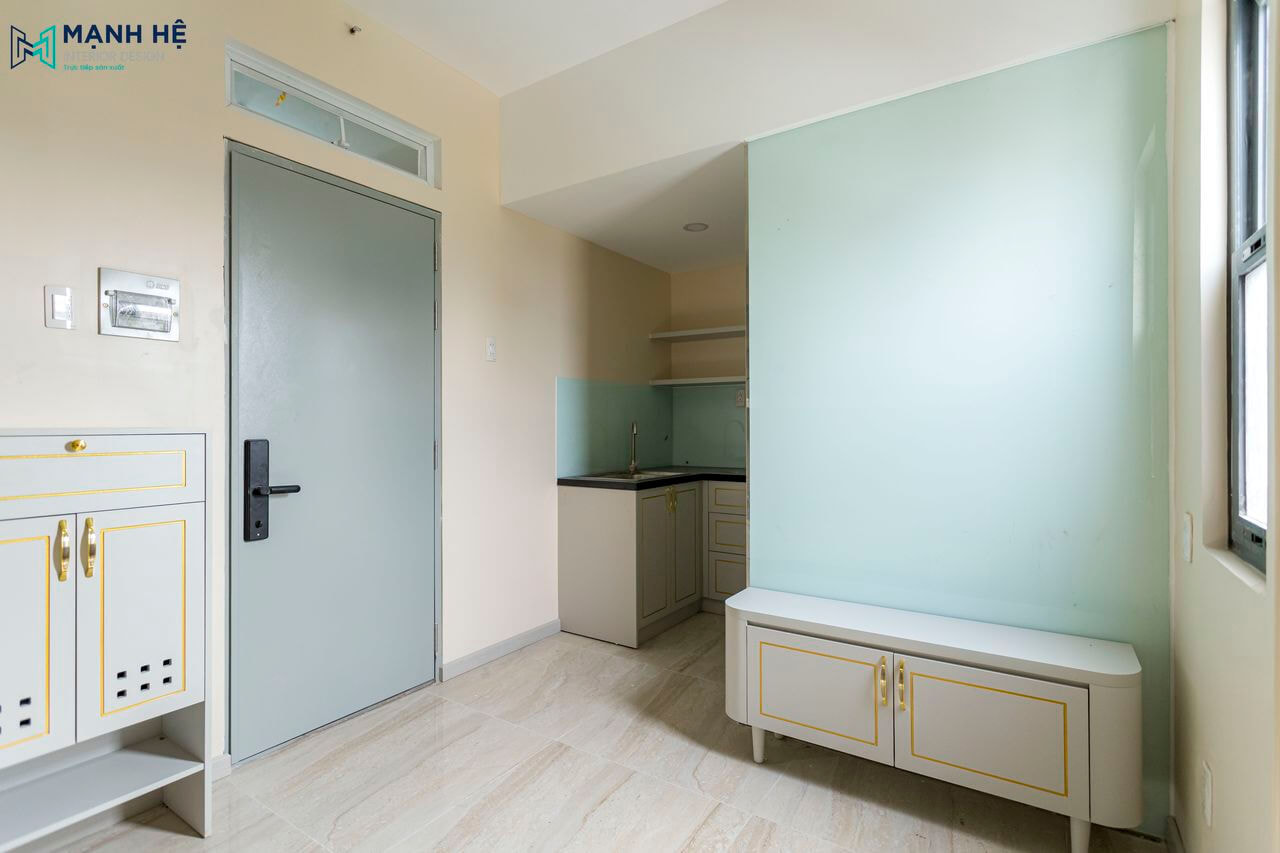 Sử dụng vách kính ốp tường trẻ trung và hiện với gam màu xanh tươi sáng, kết hợp với sàn nhà lát gỗ công nghiệp sáng màu