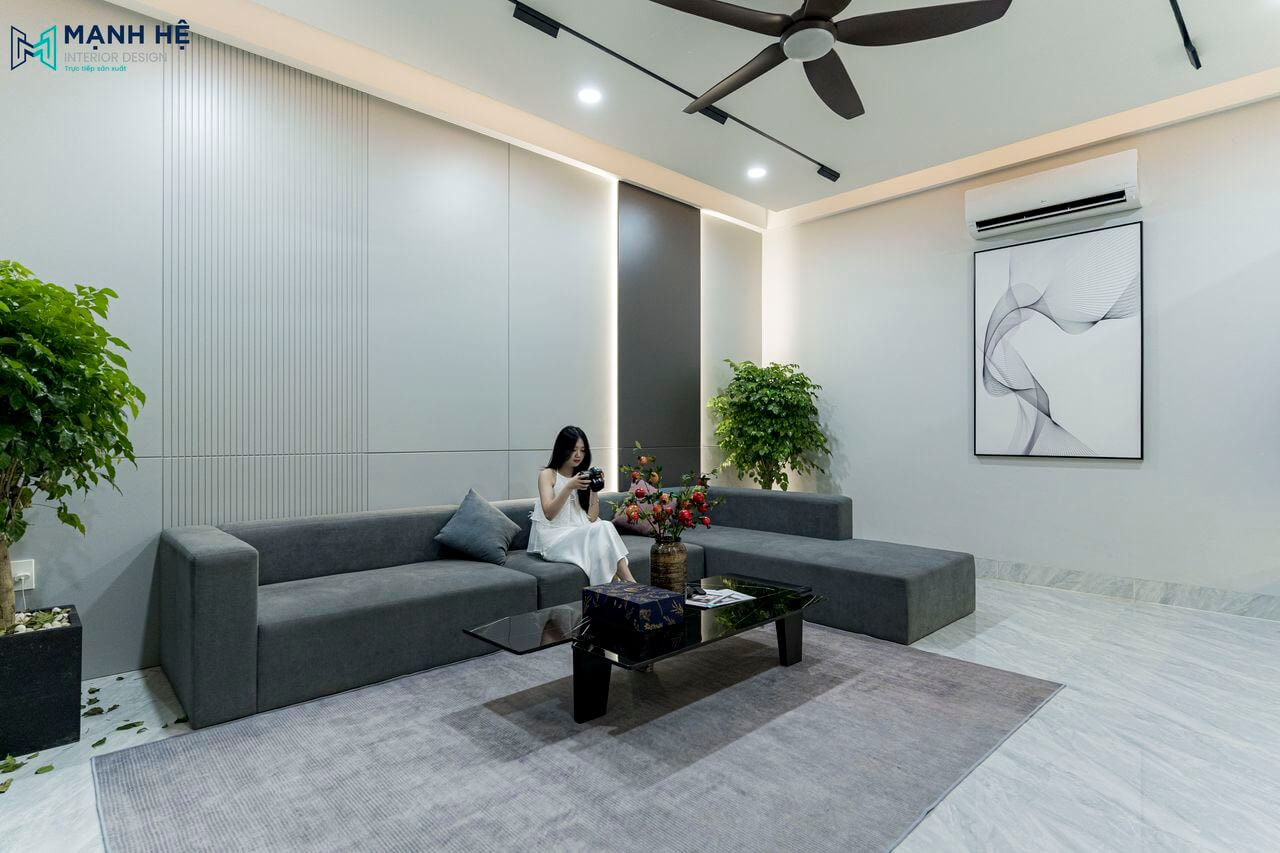 Thi công phòng khách đẹp hiện đại với nội thất xám - đen độc đáo, kết hợp tranh treo nghệ thuật cho không gian thêm phần sinh động