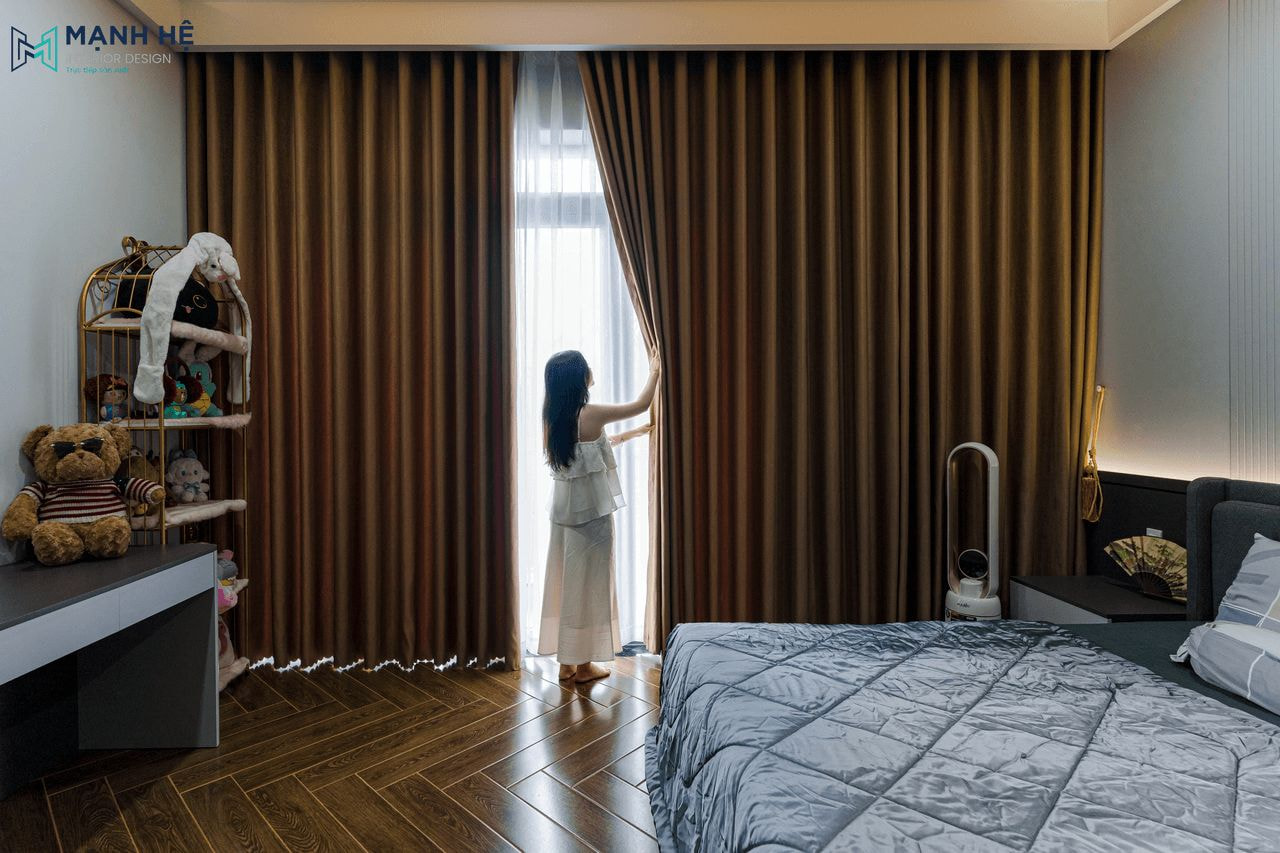 Sử dụng rèm cửa 2 lớp giúp tối ưu ánh sáng tự nhiên vào phòng ngủ, sàn nhà lát gỗ với tông màu ấm áp hài hòa với nội thất xung quanh