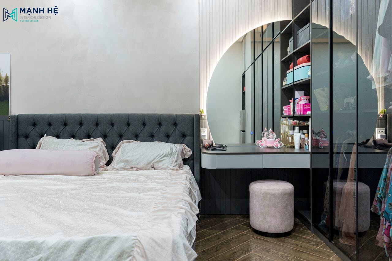 Phòng ngủ thu hút với bàn trang điểm được trang trí gương soi hình bán nguyệt lạ mắt, trang trí vách ốp lam gỗ đằng sau bàn trang điểm