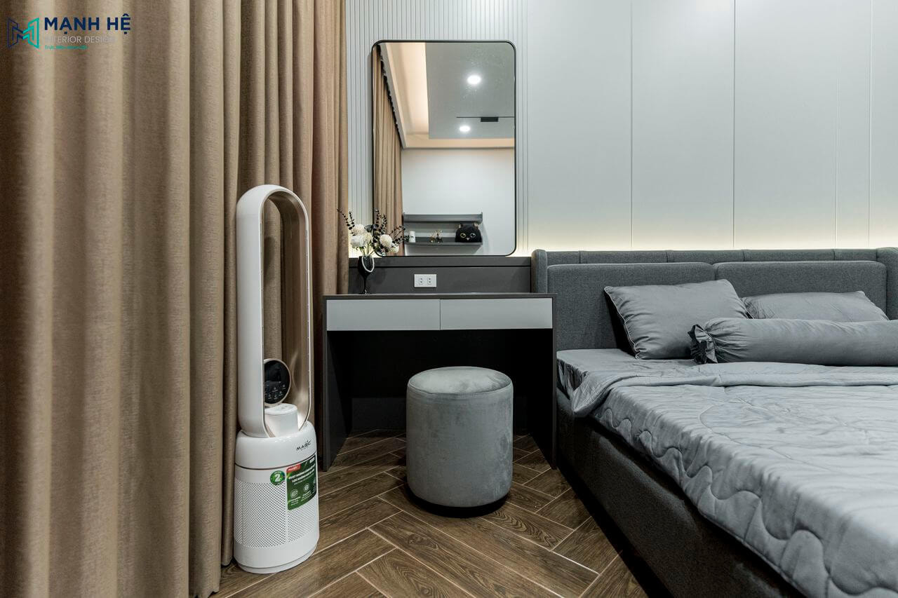 Bàn trang điểm treo tường gọn gàng, không quá cầu kỳ, phù hợp với phong cách nội thất hiện đại, bố trí thêm thiết bị quạt không cánh thông minh cho không gian vừa thoáng mát và đảm bảo thẩm mỹ