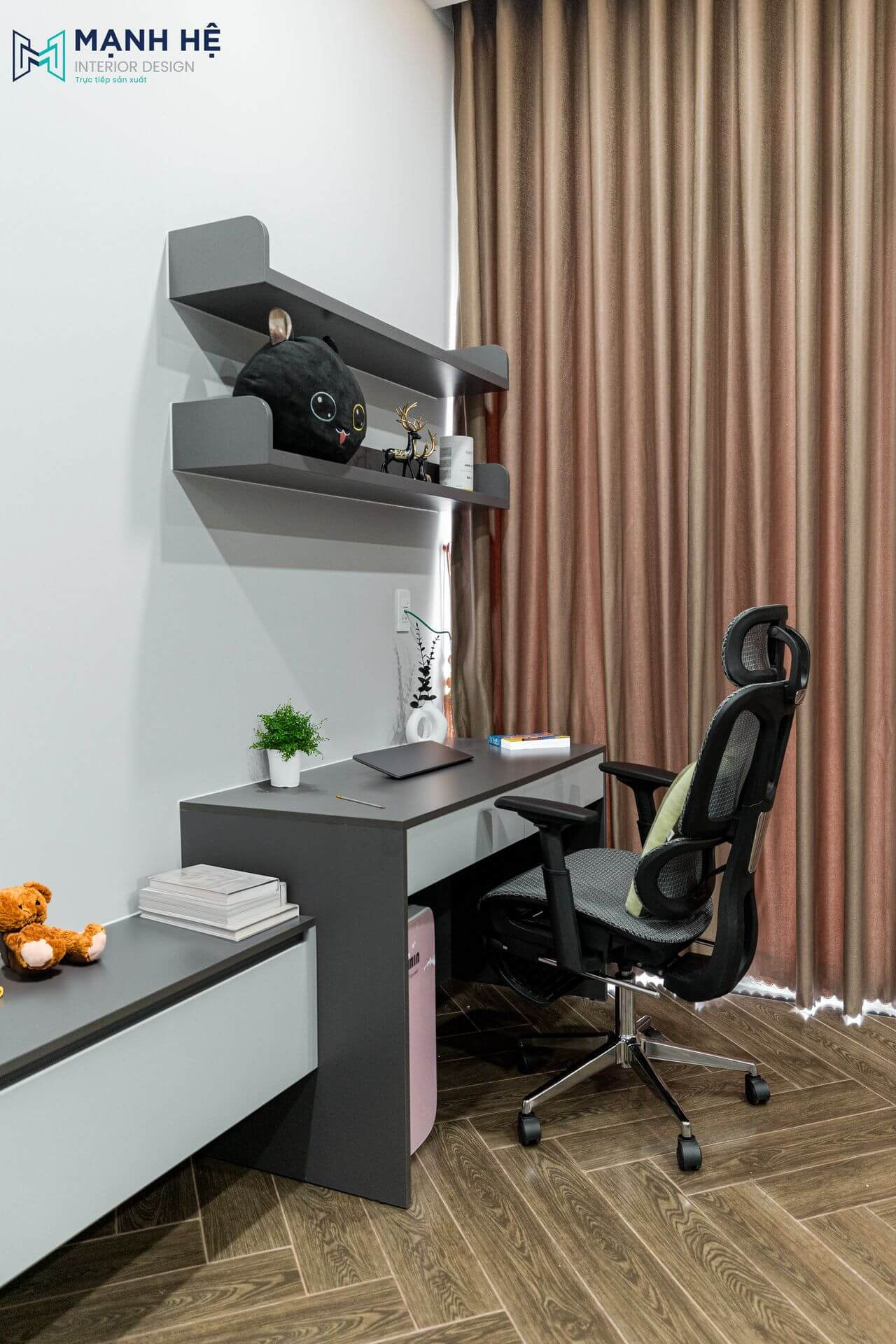 Thi công bàn làm việc từ gỗ công nghiệp với hình chữ nhật đơn giản, có tích hợp ngăn kéo tủ, Thi công thểm kệ tủ treo tường tiện nghi mở rộng diện tích lưu trữ