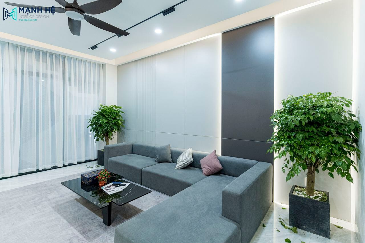 Nhà phố sang trọng với nội thất gỗ công nghiệp, trang trí cây xanh cho không gian thêm phần sinh động, tươi mát