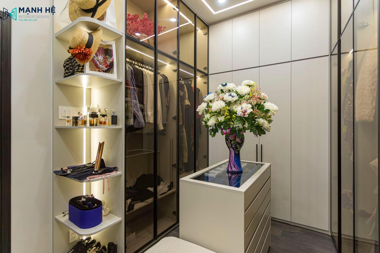 Thi công phòng thay đồ với hệ tủ áo gỗ công nghiệp hình chữ U tiện nghi, kết hợp đèn led mang lại sự tinh tế và đẳng cấp cho không gian