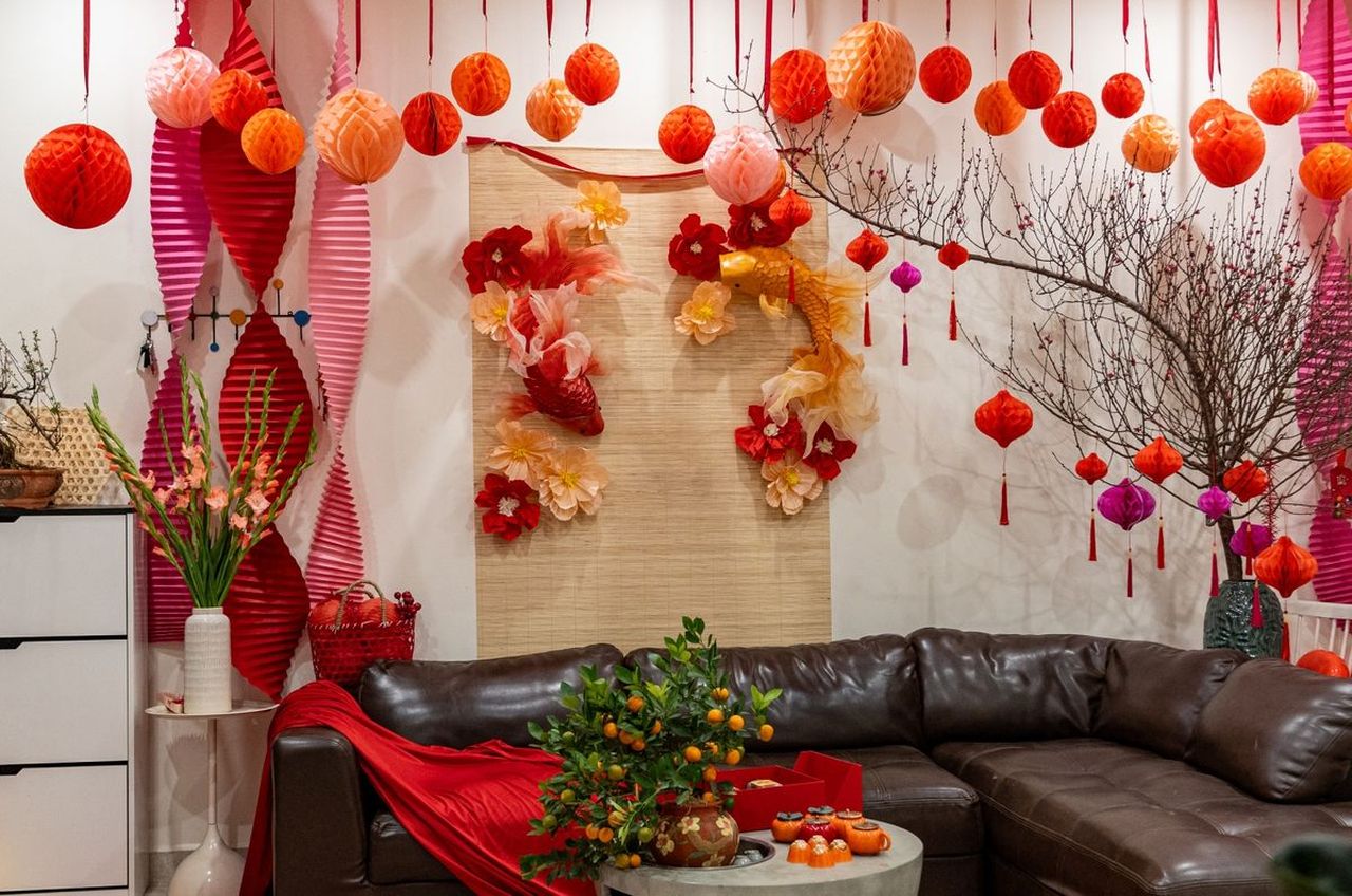 Mang đậm không khí Tết xưa với góc trang trí bằng mành tre và câu đối đỏ.