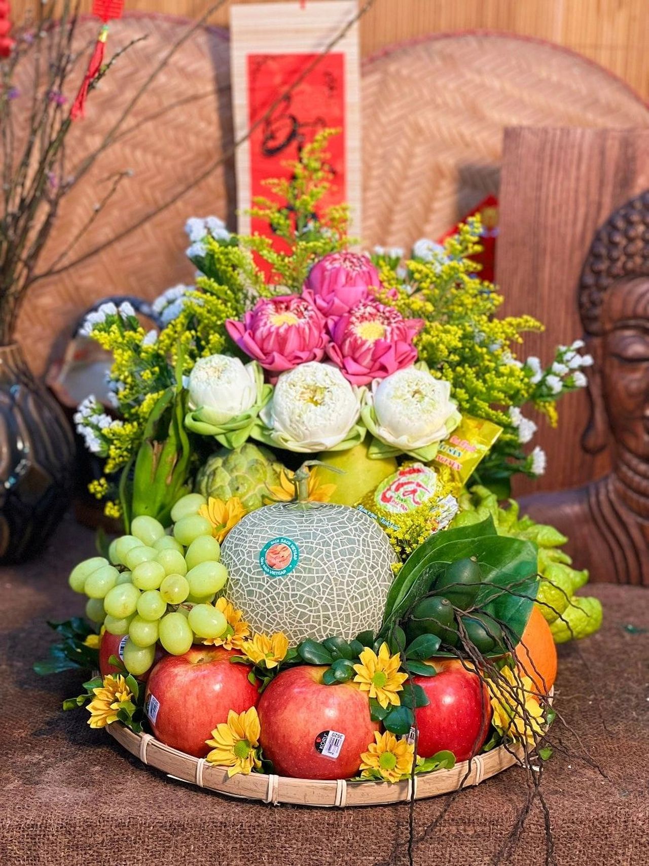 Tạo điểm nhấn trang nghiêm cho không gian thờ cúng với mâm ngũ quả kết hợp hoa sen nghệ thuật.