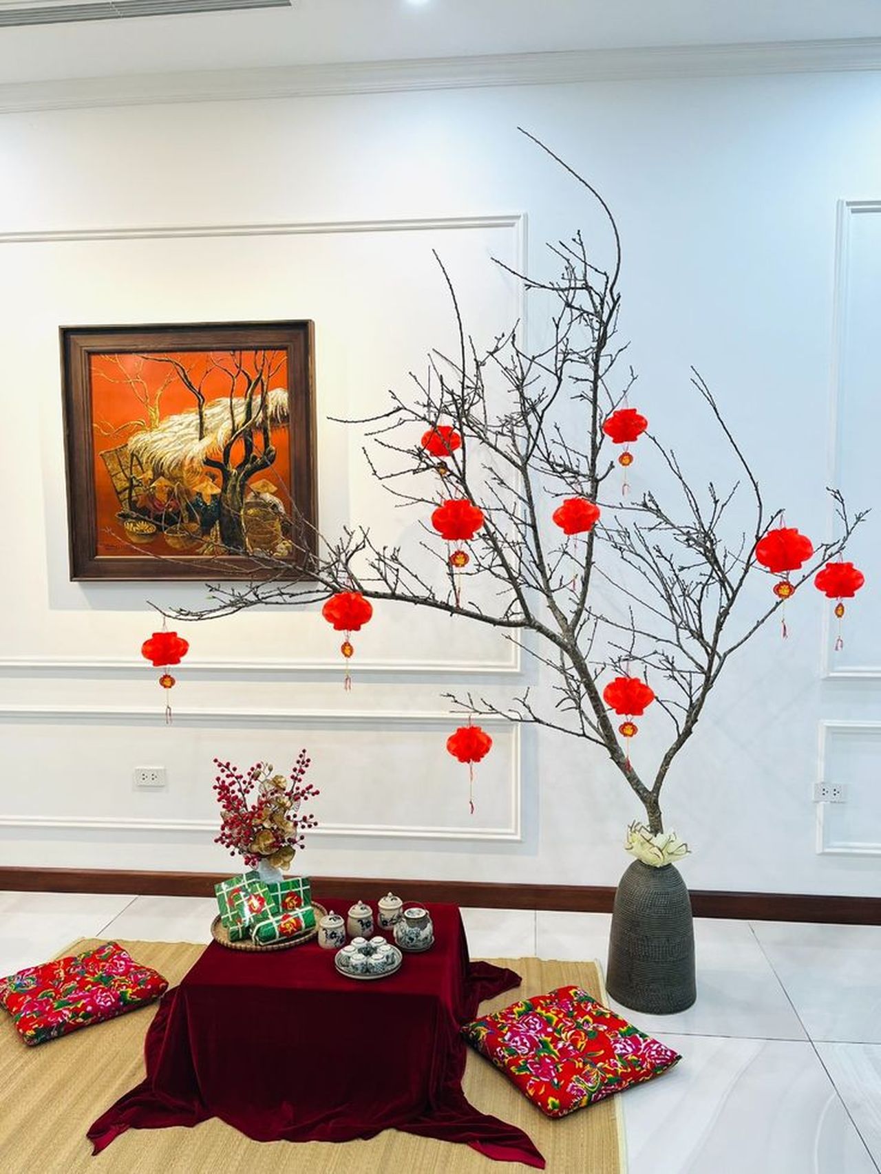 Trang trí nhà ngày tết với cây cảnh nhấn thêm đèn lồng đỏ rực rỡ