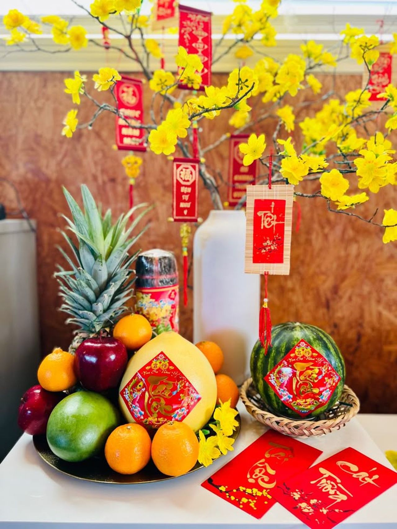 Trang trí mâm ngũ quả ngày tết với đầy đủ sắc màu tươi mới để cầu mong một năm sung túc, đủ đầy.