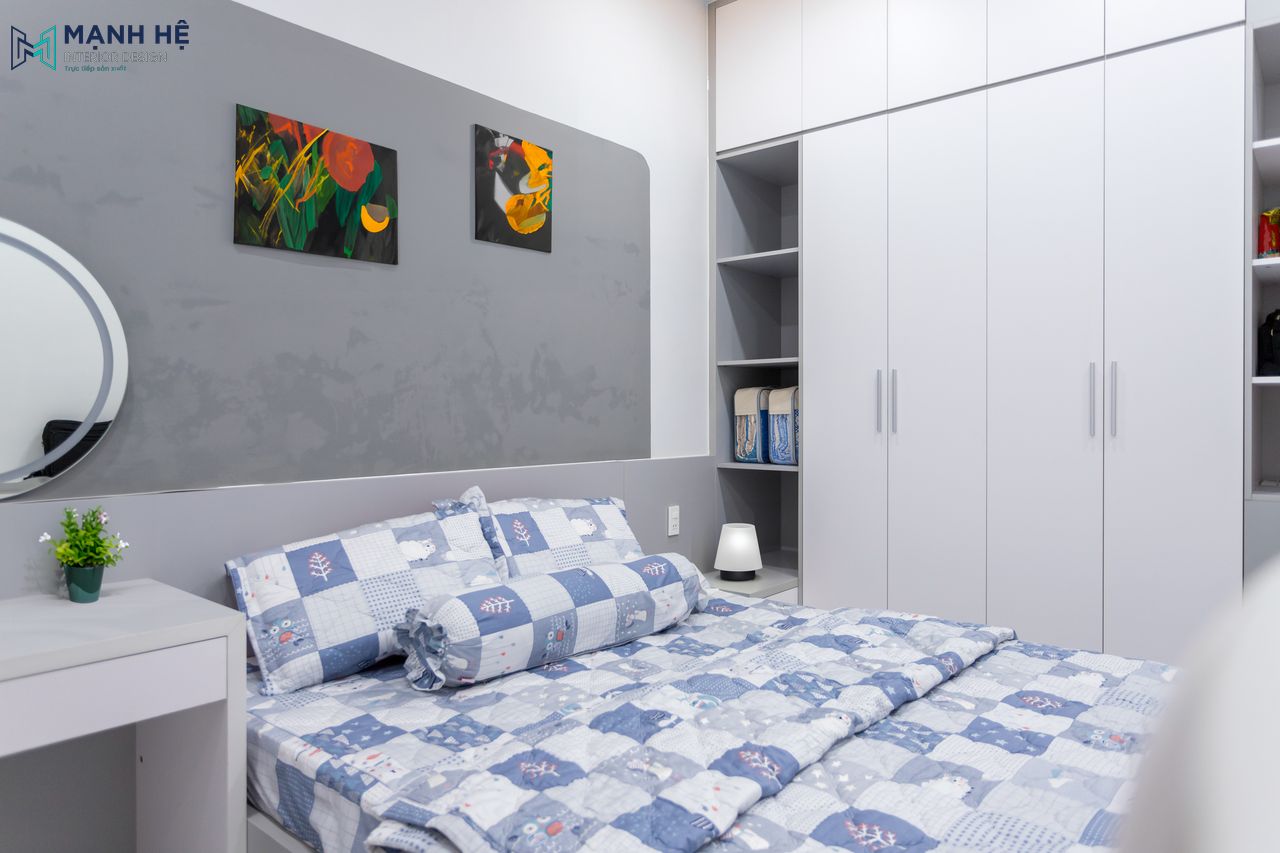 Phòng ngủ bé được sơn màu trắng - xám trung tính, hiện đại, bố trí giường chính giữa giúp tạo sự thông thoáng cho lối đi 2 bên