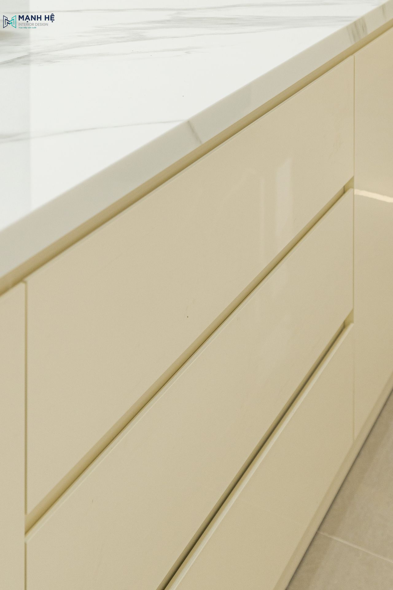 Thi công mặt bếp ốp đá marble mang đến vẻ đẹp tinh tế, thanh lịch, kết hợp cùng nhiều hộc kéo tủ bếp tiện nghi