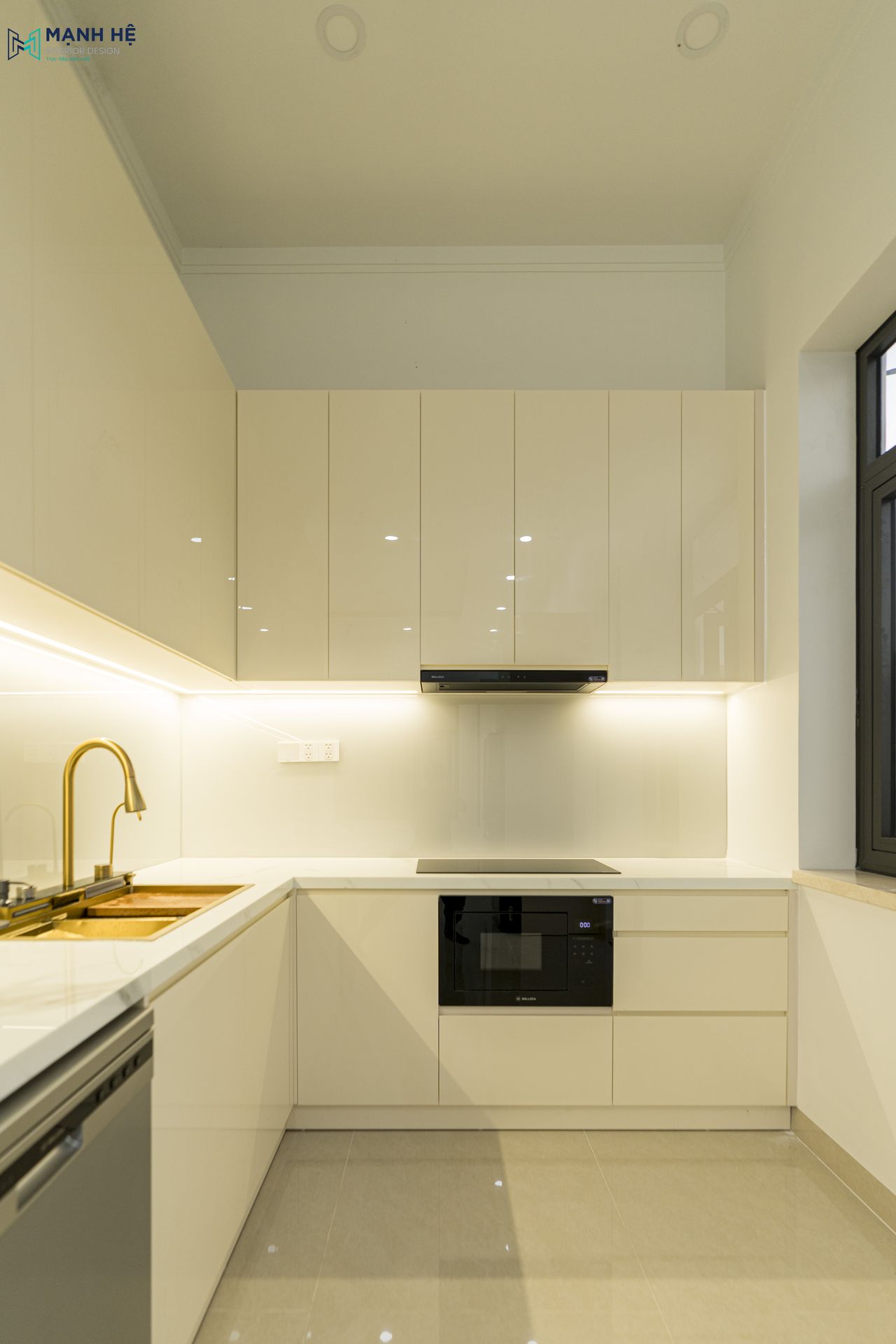 Thi công lắp đặt tủ bếp chữ L màu trắng phủ lớp acrylic sáng bóng sang trọng, tích hợp thêm đèn led bếp hiện đại