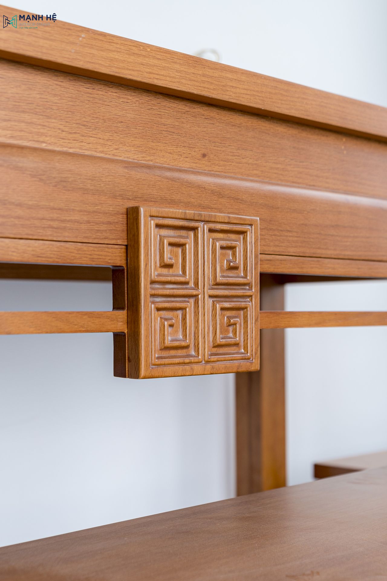 Nội thất bàn thờ được làm bằng gỗ tự nhiên và được điêu khách tinh xảo đến từng chi tiết với kiểu dáng hình vuông cùng các đường nét uốn lượn