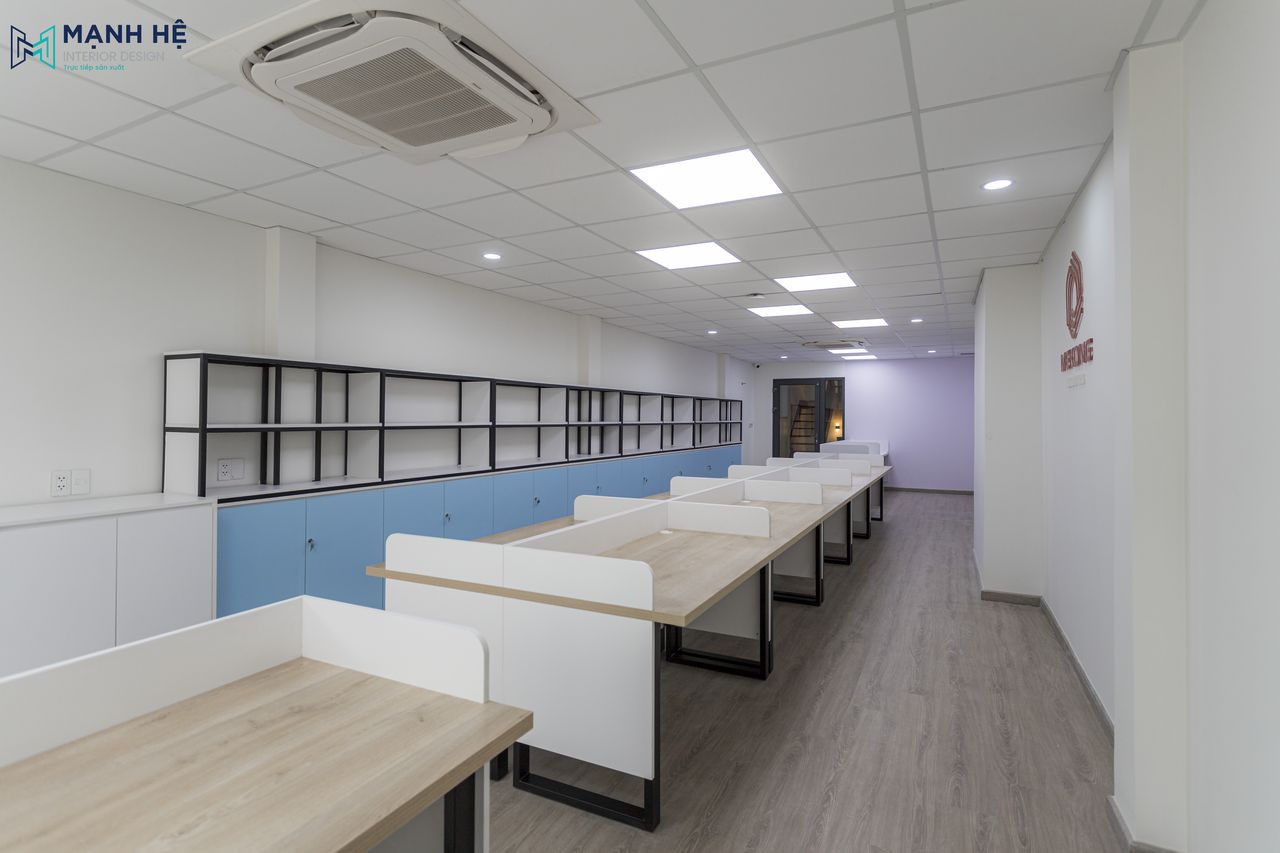 Thi công không gian văn phòng nhân viên với hệ tủ mở và kín linh hoạt