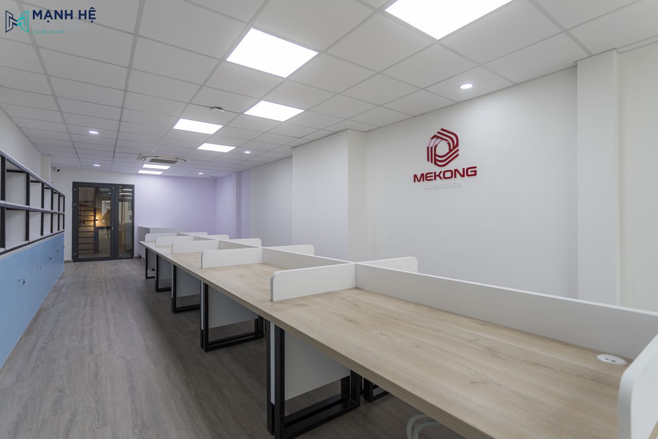 Bàn làm việc sắp xếp thành 1 hàng ngay ngắn sử dụng chất liệu gỗ công nghiệp màu trắng