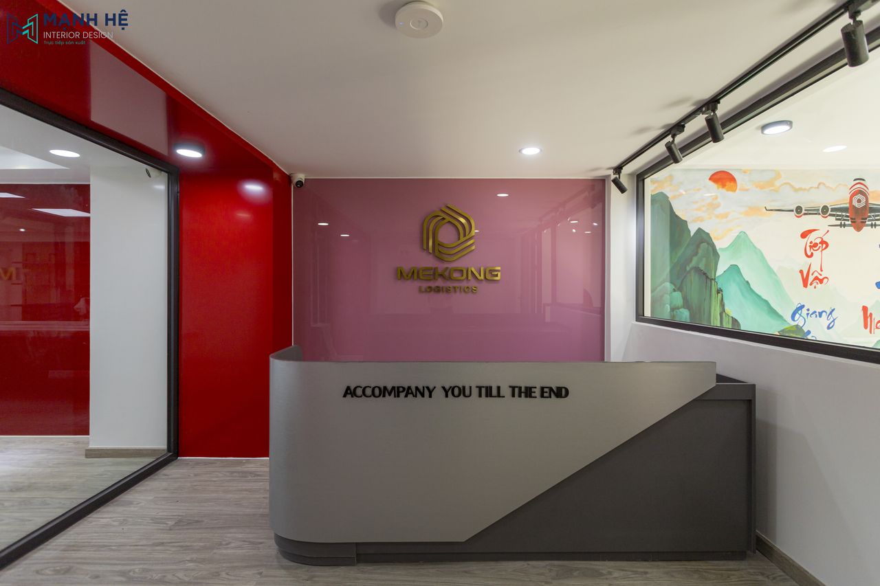 Khu vực lễ tân được thi công vách tường ốp kính cường lực màu hồng kết hợp logo thương hiệu mạ vàng