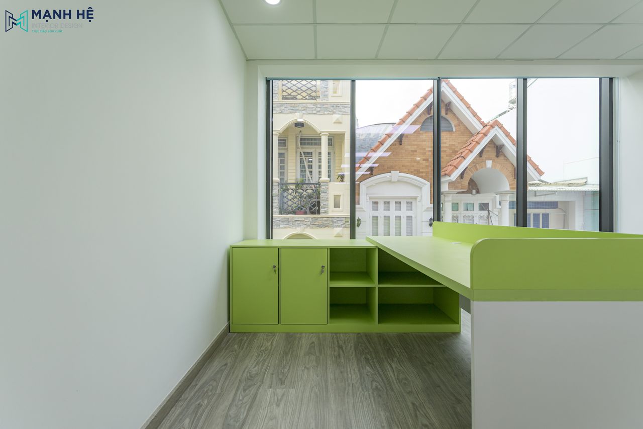 Bàn làm việc trưởng phòng làm từ chất liệu gỗ công nghiệp có màu xanh nổi bật liền kề hệ tủ kệ để tài liệu nhỏ