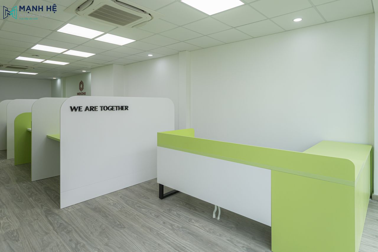 Lắp đặt bàn làm việc dạng chữ L đặt ở góc phòng gần cửa kính lớn