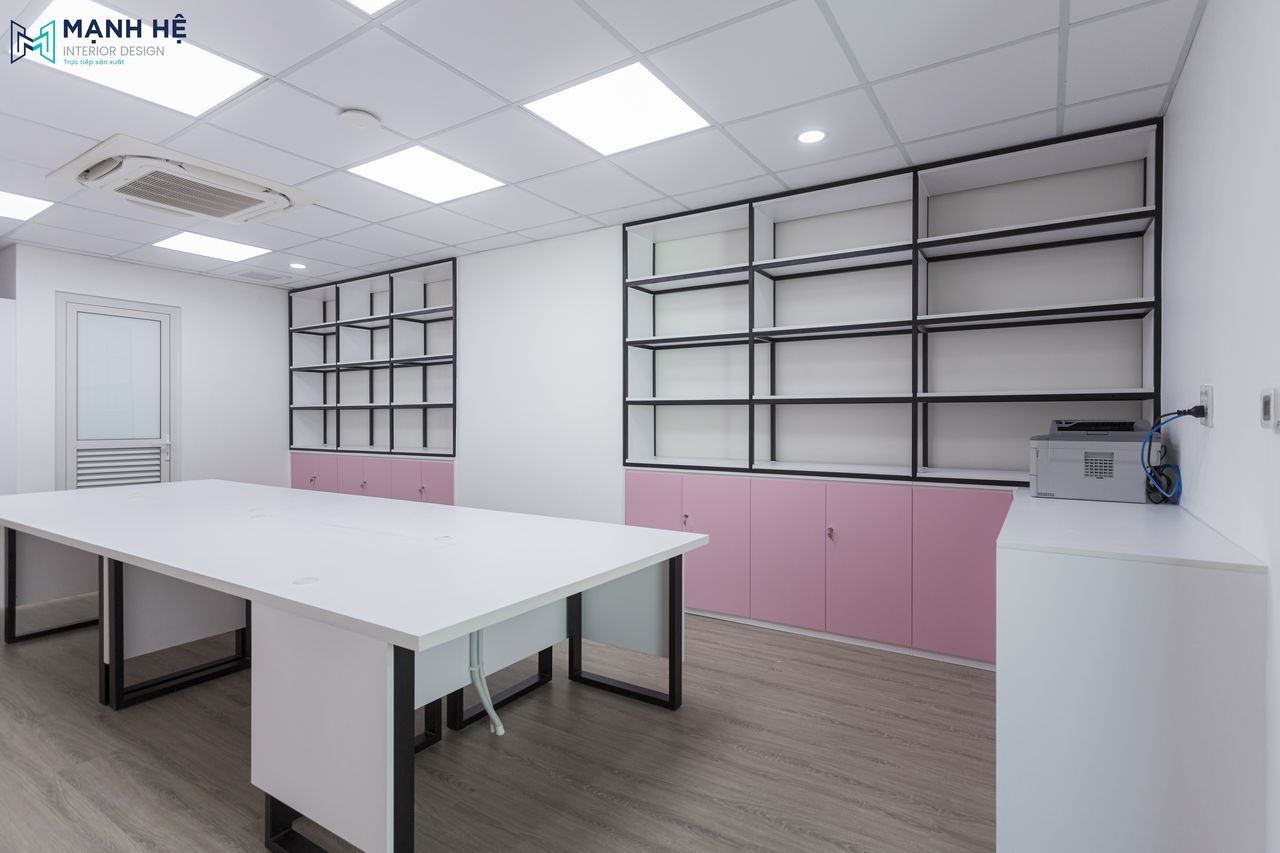 Hệ tủ kệ âm tường cao kịch trần với cánh tủ làm từ gỗ công nghiệp màu hồng kết hợp với khung kệ màu đen bằng sắt chắc chắn