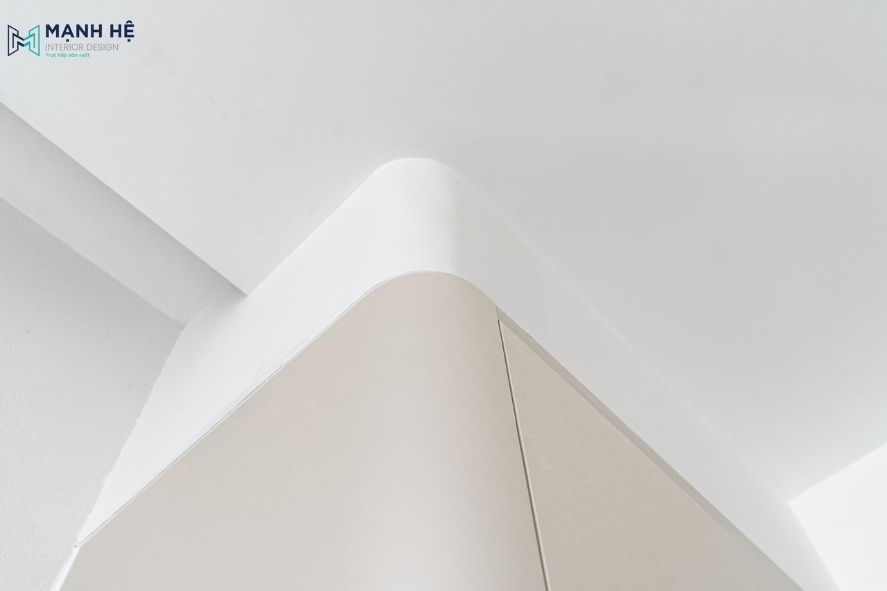 Thi công tủ quần áo kịch trần với độ hoàn thiện cao, mọi chi tiết đều được gia công mịn màng