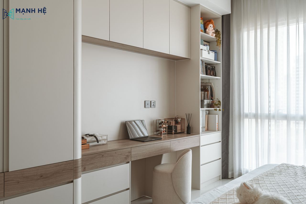 Thi công bàn làm việc liền khối, đường vân gỗ mộc mạc kết hợp hệ tủ mở trang trí tiện nghi