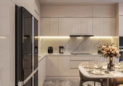 Hệ tủ bếp chữ L kịch trần phủ acrylic tích hợp khu vực máy hút mùi trong căn bếp nhà phố