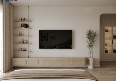 Thiết kế kệ tivi treo tường kết hợp kệ trang trí bằng gỗ và điểm nhấn cây xanh