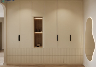 Hệ tủ quần áo kịch trần với gam màu be đồng nhất với không gian kết hợp gương được thiết kế lạ mắt