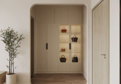 Hệ tủ kịch trần kết hợp tủ kính trưng bày túi xách, tích hợp đèn hắt, vừa đóng vai trò lưu trữ, vừa trở thành điểm nhấn thẩm mỹ