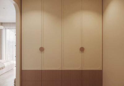 Thiết kế hệ tủ quần áo kịch trần với gam màu trắng, hồng kết hợp tay nắm hình tròn hài hòa với tổng thể thiết kế căn phòng bé