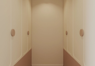 Hệ tủ quần áo kịch trần được bố trí đối xứng hai bên tường với gam màu hồng, trắng giúp mỗi bé có không gian lưu trữ riêng