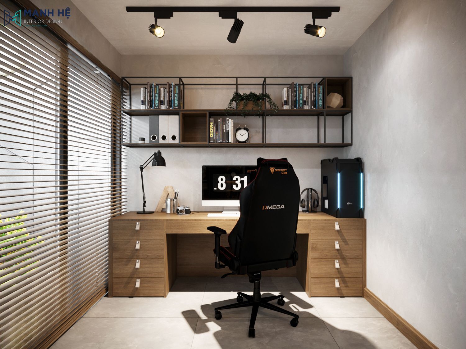 Bàn làm việc gỗ đặt cạnh cửa sổ có rèm sáo, ghế công thái học, máy tính để bàn và kệ sách treo tường bằng khung sắt