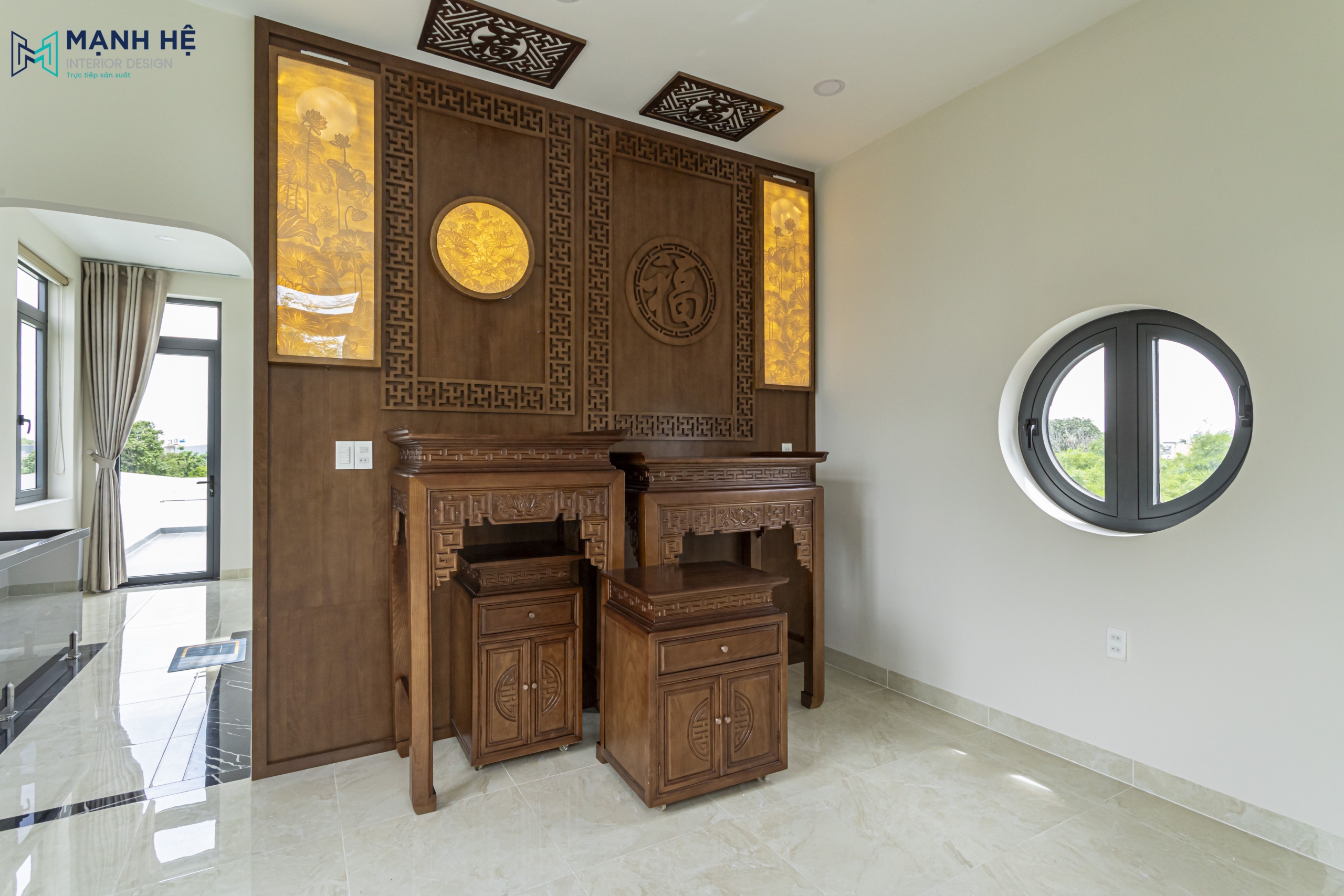 Phòng thờ với bàn thờ gỗ và vách gỗ chạm khắc CNC hoa sen, chữ Phúc cùng đèn trang trí ánh vàng ấm