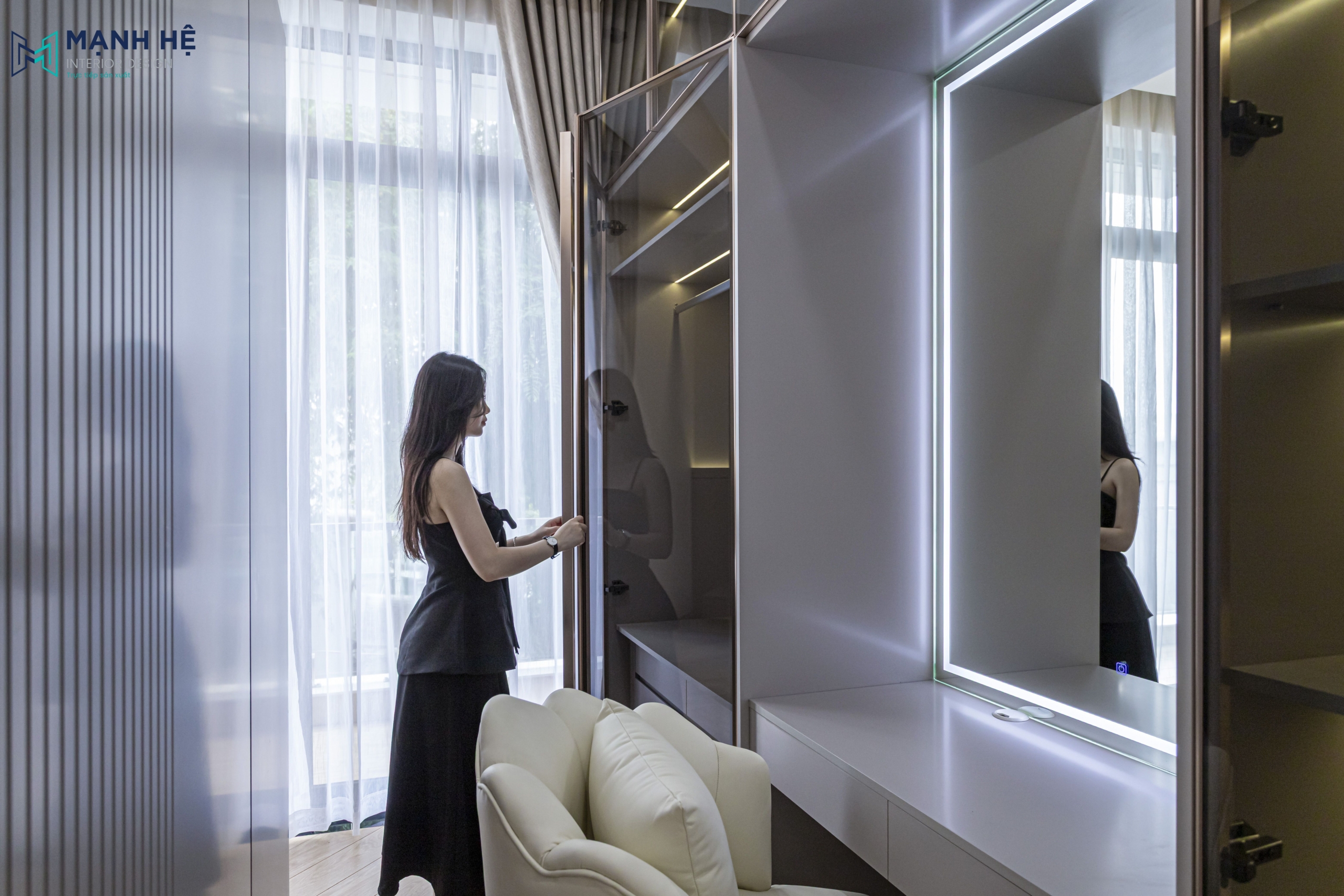 Tủ áo cánh kính khung viền kim loại, có đèn LED trong tủ quần áo và hệ rèm 2 lớp